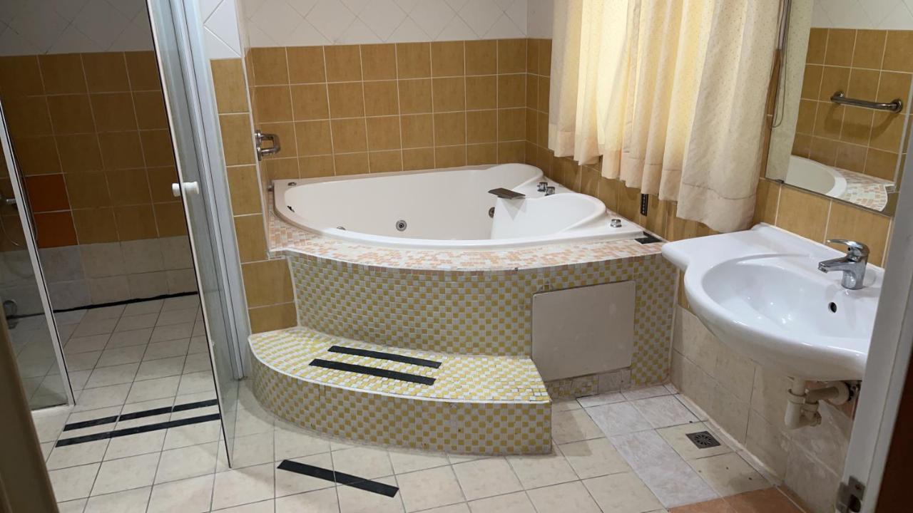 Hua Xiang Motel - Fengshan Kaohsiung Dış mekan fotoğraf