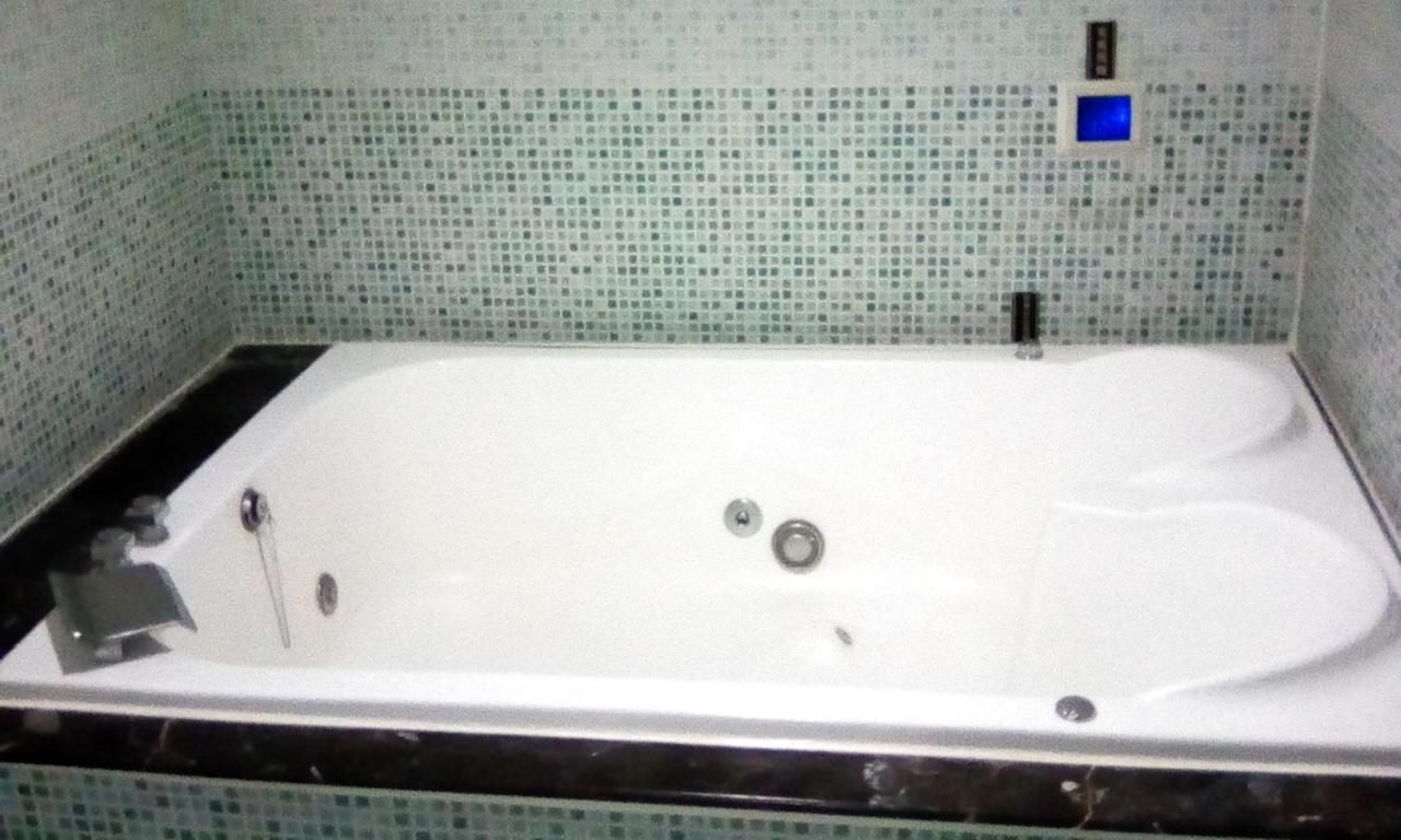 Hua Xiang Motel - Fengshan Kaohsiung Dış mekan fotoğraf